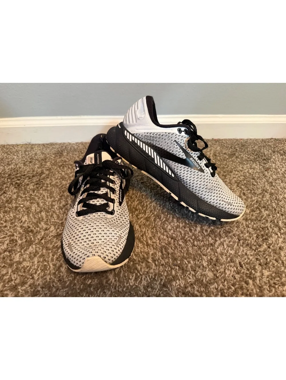 Brooks Adrenaline GTS 22 Running Shoe Size 7.5